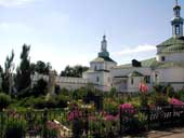 Монастырское кладбище летом превращается в цветник, 2002 год.