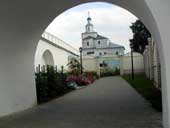 Цветник во внутреннем дворике у Детского корпуса, 2003 год.