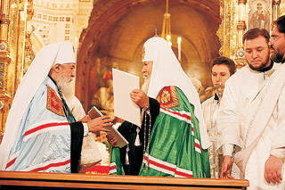 17 мая 2007 года. Момент подписания Акта... Фото Патриархия. RU