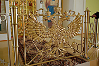 Вход на амвон - в виде стилизованного двуглавого орла - отлит на заводе им. Горького
