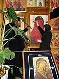 Настоятель подворья иеромонах Филипп и монахиня Ефросиния в храме Святых Жен-Мироносиц, 2003 год