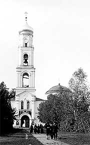 Колокольня с надвратной церковью в честь архистратига Божия Михаила построена позднее