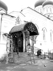 Установка навеса на Троицкий собор Раифского монастыря Казанской епархии