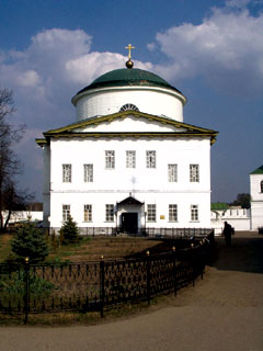Грузинский собор построен в 1835-1842 гг. по проекту архитектора М.П.Коринфского, вместо пришедшего в ветхость храма постройки конца XVII века. 