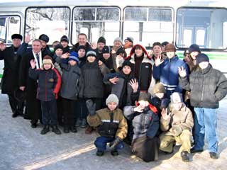 Воспитанники Детского корпуса Раифского монастыря у нового автобуса. Фото Дмитрия Катаргина