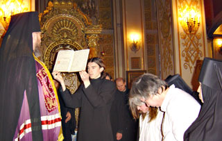 Службу совершает архиепископ Казанский и Татарстанский Анастасий. Фото игумена Филарета