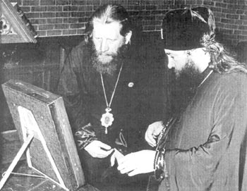 Православные священники у чудотворного образа. Фото из журнала «Новая Европа»
