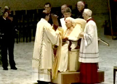 Папа Римский Иоанн Павел II прощается со святыней. Кадр телеканала СТС