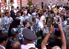 В Крестовоздвиженском храме Богородицкого монастыря Казани 21 июля побывало более 20 тысяч верующих. Фото Нонны Покровской