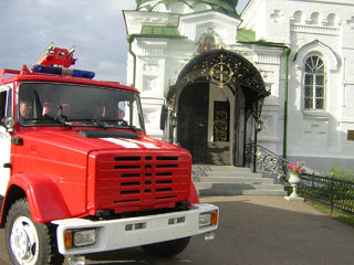 Пожарная машина с боевой дружиной послушников делает круг почета вокруг Троицкого собора Раифского монастыря. Фото Дмитрия Катаргина