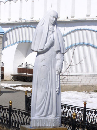 Скульптура Великой княгини Елизаветы Федоровны в Раифской обители. 2006 год.