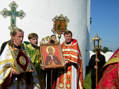 Праздничный Крестный ход. Слева — Михаил Жмаев после рукоположения во пресвитеры