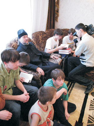 В Детском корпусе Раифского монастыря. 2007 Наместник  и  ребята — после  встречи  с  сотрудниками Минэкологии РТ