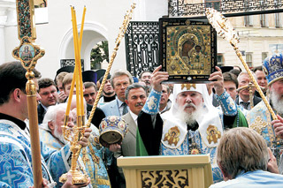 Кульминацией трехчасовой литургии стал торжественный вынос чудотворного образа. Фото ИА «Татар-информ»