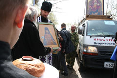 Участников крестного хода встречают у поворота на Раифский монастырь. Фото Матвея Самсонова
