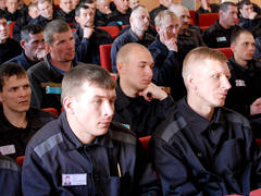 В актовом зале ИК-5 слушают «Притчу». Фото Дмитрия Катаргина