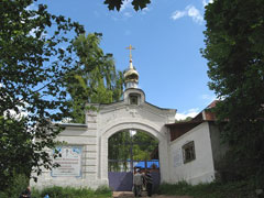 У входа в монастырь. Фото с сайта http://fotki.yandex.ru/users/nikmusin2007/view/142359/