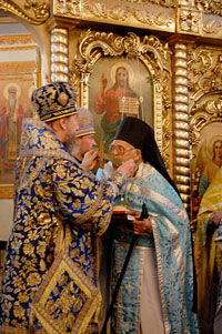 Схиигумен Сергий был удостоен благословенной архиерейской грамоты. Фото Дмитрия Катаргина
