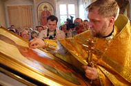 Отец Константин собирает миро с образа святого Пантелеймона