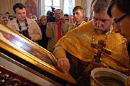 Отец Константин собирает миро с образа святого Пантелеймона