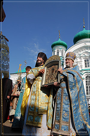 Икону несут два наместника - игумен Силуан (Свияжский Успенский монастырь) и архимандрит Всеволод (Раифский монастырь)