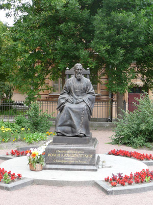 Памятник  Святому праведному Иоанну  Кронштадтскому. Фото Анатолия Елдашева
