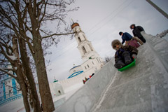 У стен монастыря - большая ледовая горка на радость детям! Фото Олега Самойлова