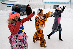 Герои сказочного представления - Гайка, Тигра и Мышонок - спешат на елку! Фото Олега Самойлова