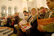 Многие в эту ночь пришли в храм с куличами и яйцами - традиционным пасхальным угощением православных