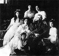 Николай II и императрица Александра Федоровна с детьми Марией, Татьяной, Ольгой, Анастасией, Алексеем (слева направо)