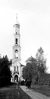 Колокольня и Святые врата с церковью во имя святого Михаила Архангела. Построена в 1903 году на месте старых Святых врат.