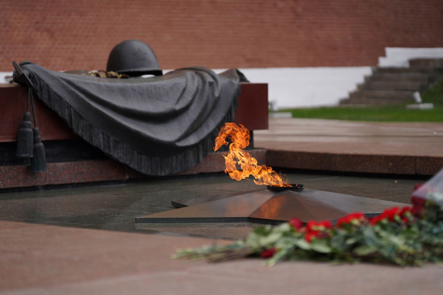У могилы неизвестного солдата песня. Москва вечный огонь могила неизвестного солдата. Мемориал могила неизвестного солдата в Москве. Вечный огонь на могиле неизвестного солдата. Могила неизвестного солдата у кремлевской стены.